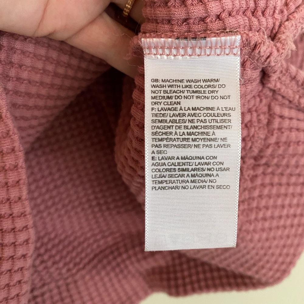 The North Face Long Sleeve Women’s Pink Waffle Knit Sweater - Picture 4 of 5
